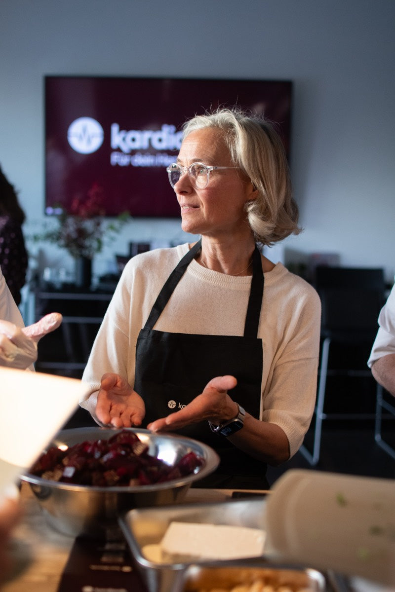 Herz-Dinner: Gast erklärt beim gemeinsamen Kochen